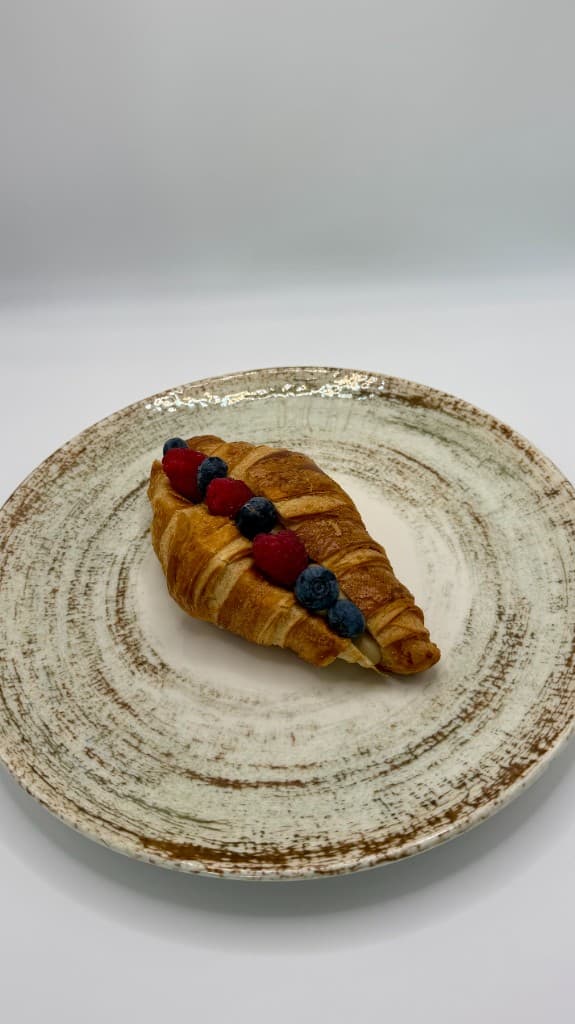 Maslový croissant pistácia, lesné ovocie